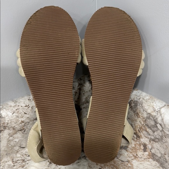 Stylish Cream Sandals - Picture 8 of 9